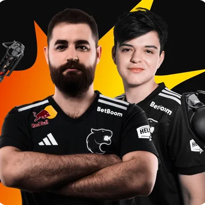 Dois jogadores de esports com a camisa da BetBoom em fundo laranja
